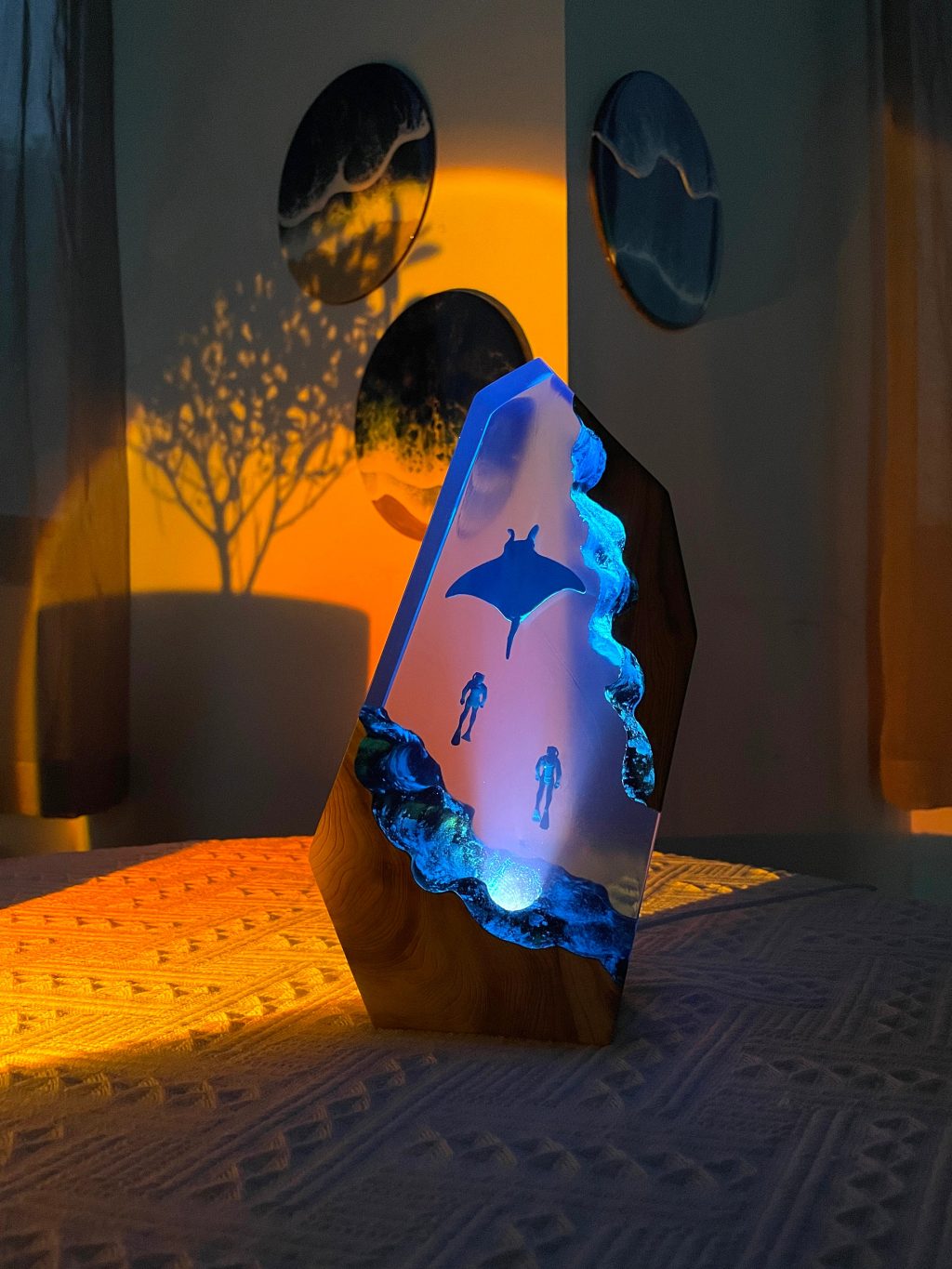 Manta Rays Couple Divers Night light, Large Epoxy Resin Wood lamp, Miniscule, Winter gift, Halloween gift, Valentines day gift