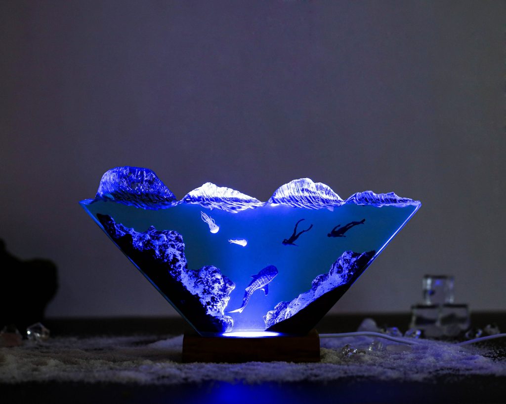 Whale Shark and Divers Night Lights ver 2, Whale Shark Resin lamp, Epoxy Resin Table Lamp, resin art lamp, wood epoxy lamp, Valentine gifts